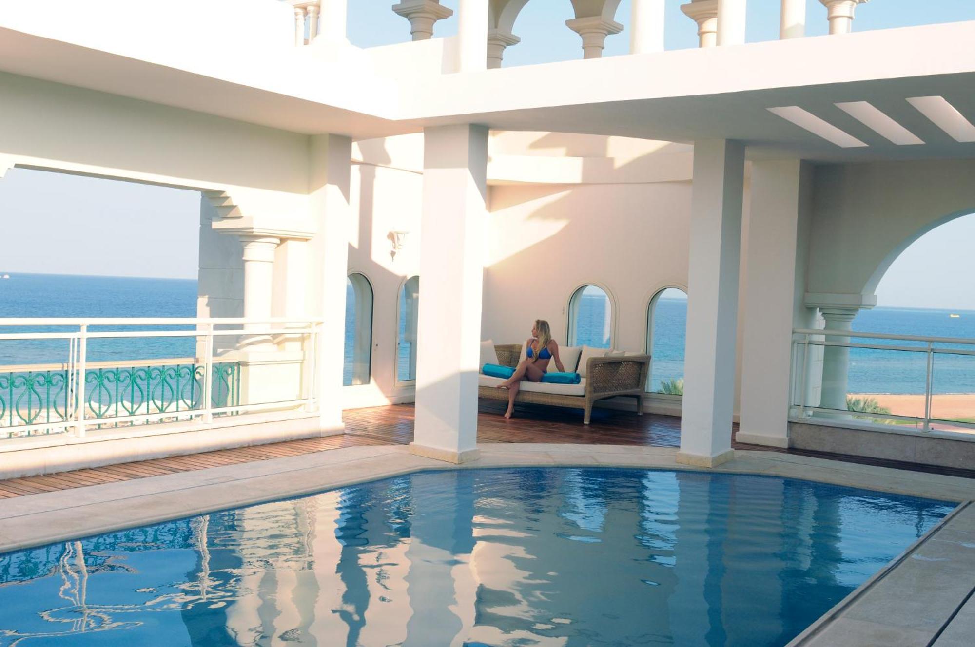 萨尔哈氏男爵宫殿度假村 洪加達 外观 照片 The pool at the hotel